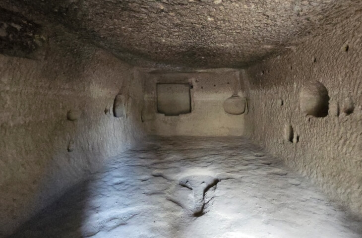 Göreme Açık Hava Müzesi’nde yer alan kaya oyma mutfak; duvarlarda nişler, zeminde oyuk ile görülüyor.